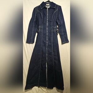 Beautiful long jean dress with an opening at the bottom, it has long sleeves.